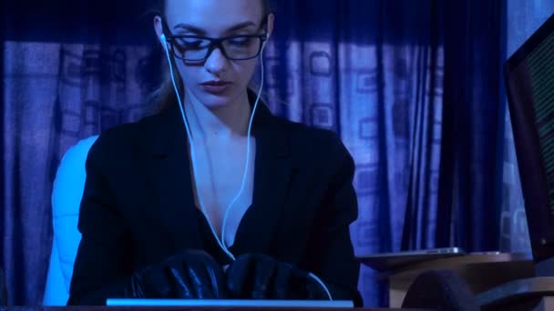 Charmiga business flicka i glasögon arbetar med dator — Stockvideo
