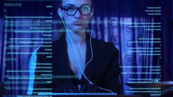 Belle femme pirate un ordinateur 