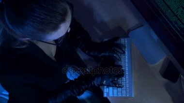 kadın hacker bilgisayar ile çalışma