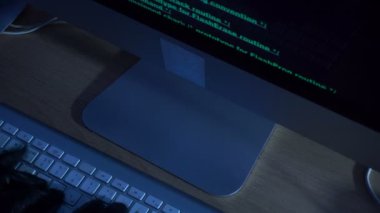 hacker bilgisayar ile çalışan siyah deri eldiven