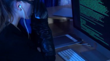genç kadın hacker bilgisayar ile çalışma