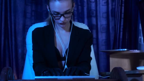 Schönheit Mädchen arbeitet mit Computer — Stockvideo