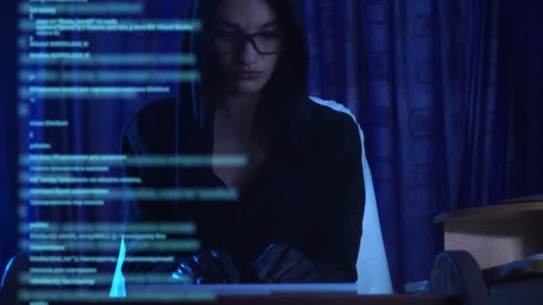 Mooie vrouw in glazen hacks een computer — Stockvideo