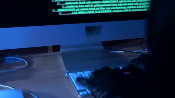 Haker w skórzane rękawiczki pracę z komputerem — Wideo stockowe
