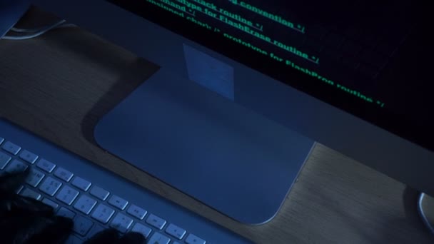 Хакер в шкіряних чорних рукавичках, що працюють з комп'ютером — стокове відео