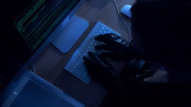 genç kadın bir bilgisayar kesmek