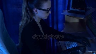 Kız hacker comuter kod kayıt