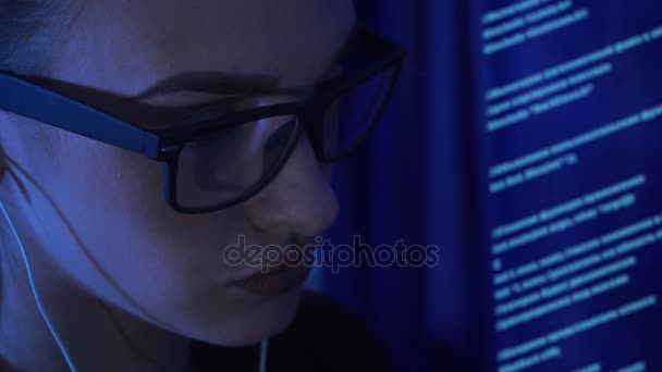 Müzik dinleme ve bilgisayarla çalışma gözlüklü genç güzel kız — Stok video