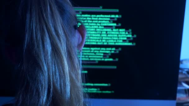 Женщина-хакер пишет код комутера — стоковое видео