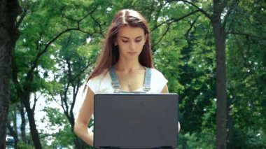 Kız laptop arıyorum sokak gülümsüyor oturuyor ve yazdırır