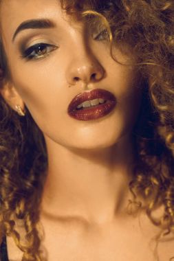 portre ile güzel kız makyaj genç ve kıvırcık saç modeli
