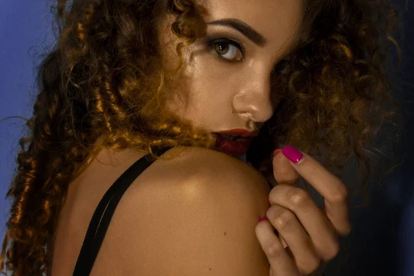 Close up de encantadora menina com bela maquiagem e cabelo encaracolado — Fotografia de Stock