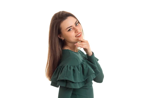 Vacker flicka i grön klänning leenden på kamera — Stockfoto