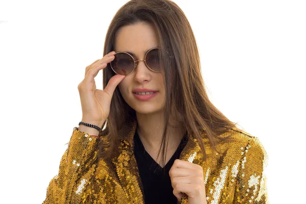 Linda mujer elegante en chaqueta dorada y gafas de sol —  Fotos de Stock