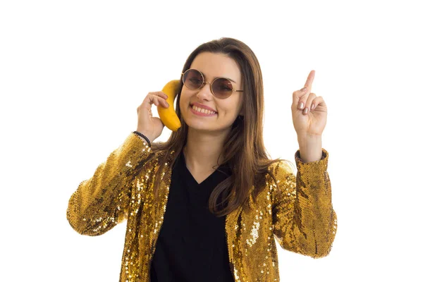 Vrolijke elegante vrouw in gouden jas en zonnebril — Stockfoto