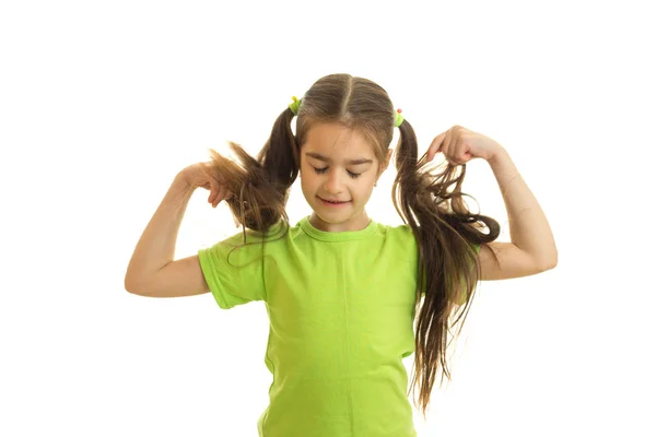 有趣的小女孩扎着辫子的绿色衬衫的男人 — 图库照片