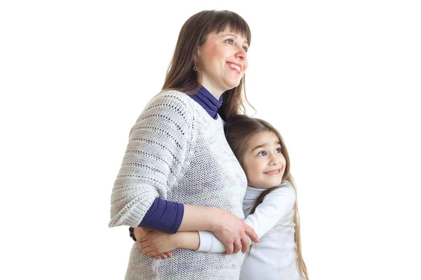 小さな娘と笑顔で陽気な母の抱擁 — ストック写真