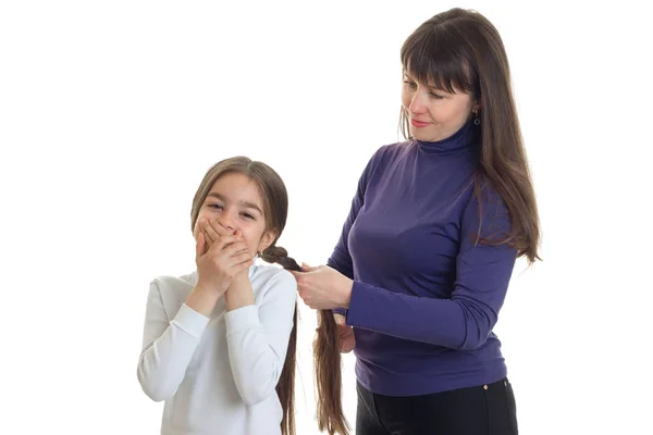 Madre hace un peinado a su pequeña hija — Foto de Stock