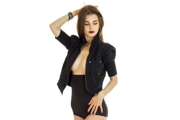Rozkošný brunetka s v černé bundě a kalhotky s velké silikonové prsa — Stock fotografie