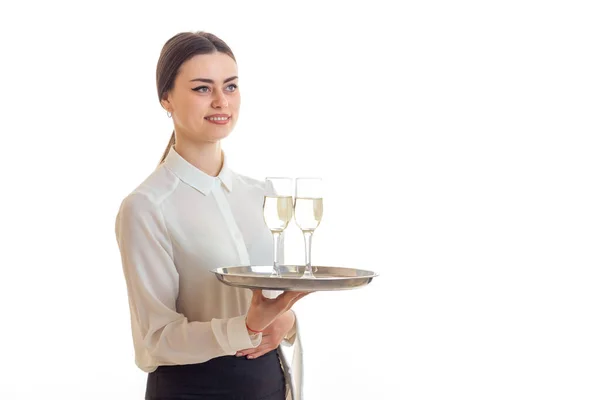 Vrolijke serveerster in uniform met trey in handen glimlachen — Stockfoto