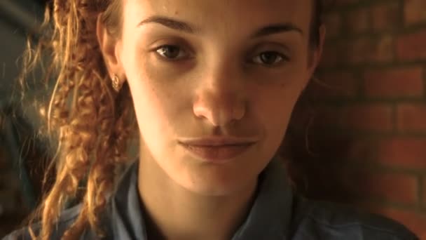 Mooie bruin-eyed girl sluit de handen en gezicht make-up shows — Stockvideo