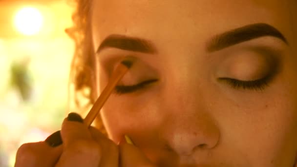 Lány csinál füstös szemek közeli képe — Stock videók