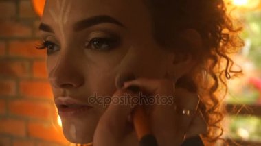 şekillendirici yüz genç güzel kız makyaj yapar