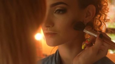 Kızlar makyaj sanatçı allık elmacık kemikleri üzerinde neden olur