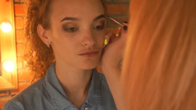 kız makyaj profesyonel makyaj sanatçısı yapar.