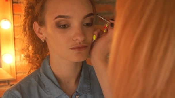 Fille fait maquillage à partir d'un maquilleur professionnel — Video