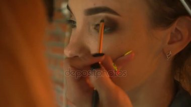 makyaj sanatçısı güzel makyaj gözleri yapar.