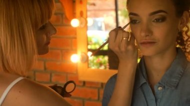 makyaj sanatçısı dikkatle gözler kız boyalar