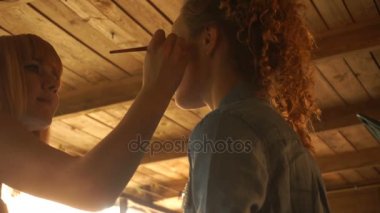 bir genç kızın gözleri makyaj sanatçısı boyalar