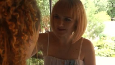 Makyaj güzel kız-makyaj sanatçısı yapar