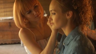 genç bir kozmetikçi yüz makyaj yapar