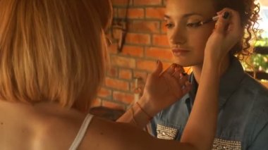 Kızlar yüzünde göz makyajı kadınlar makyaj sanatçısı yapar