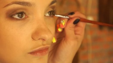 makyaj sanatçısı bir fırçayla gölgeler gözünü neden olur