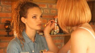 gözler genç güzel kız makyaj sanatçısı boyalar