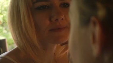 yakışıklı makyaj sanatçısı kız yüz boyalar