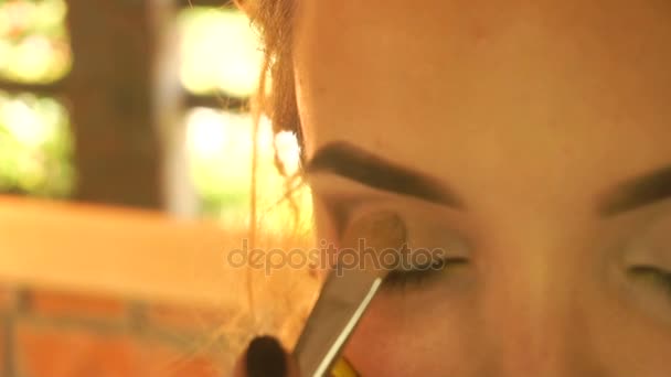 Menina pintado sombras de olhos e pincel close-up — Vídeo de Stock