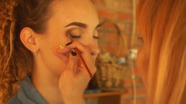 专业的化妆艺术家油漆刷眼睛 — 图库视频影像