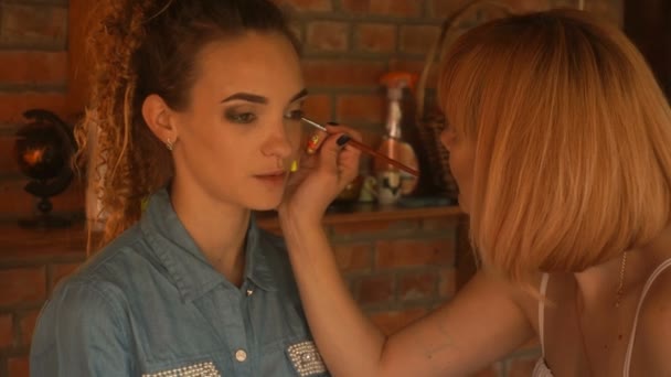 Chica hace maquillaje de un artista de maquillaje profesional — Vídeos de Stock