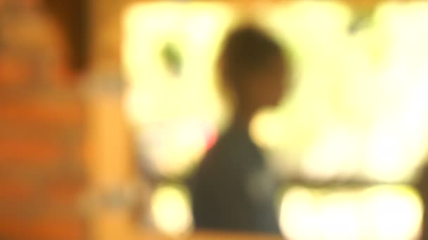 Jovem garota encaracolado sentado em uma cadeira e olha no espelho — Vídeo de Stock
