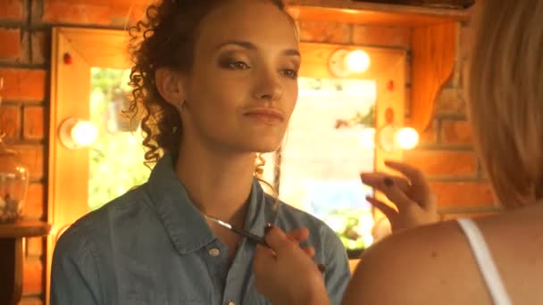 Maquillaje hace maquillaje linda chica — Vídeo de stock