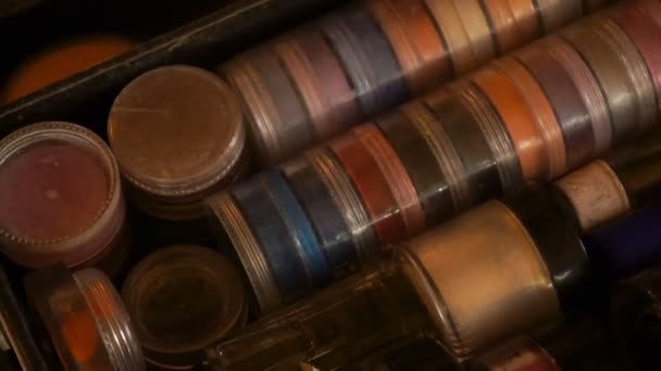 Conjunto de sombras multicolores en frascos redondos — Vídeo de stock