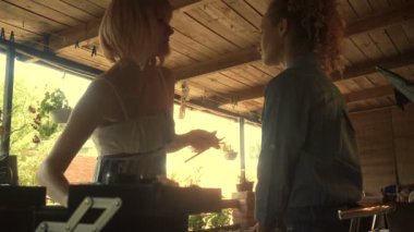 Kız sokakta oturuyor ve ona makyaj makyaj sanatçısı yok