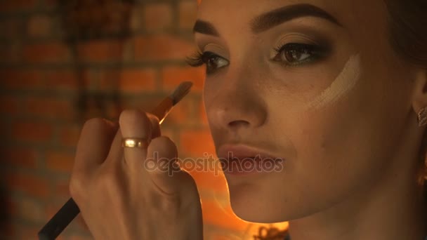 Profesionální maskér udělal krásné oči dívka Make-up — Stock video