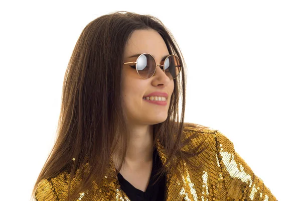 Веселая гламурная женщина в золотой куртке и солнцезащитных очках — стоковое фото