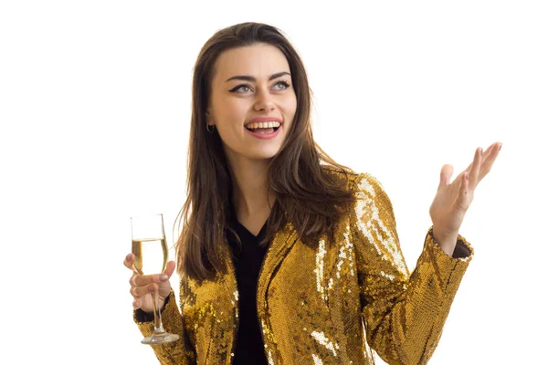 Mulher glamour engraçado em casaco dourado com copo de vinho — Fotografia de Stock
