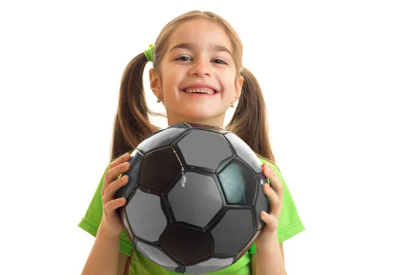 小性格开朗的女孩，在绿色制服玩足球球 — 图库照片